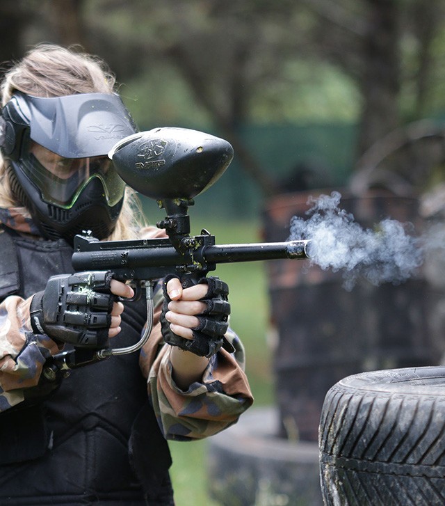 Igrač u akciji na paintball terenu