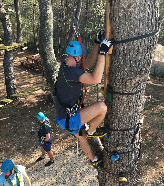 Penjač se uspinje na stijenu