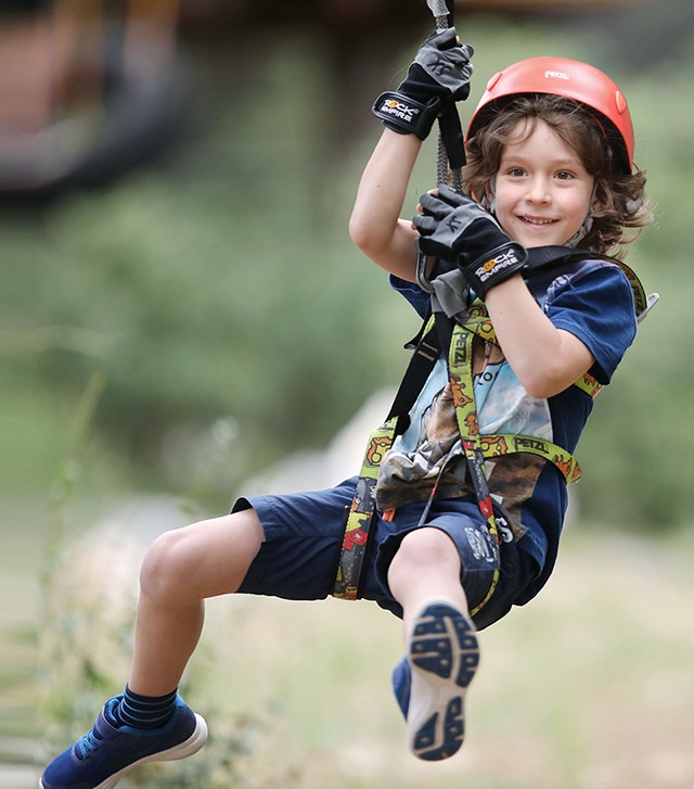 Dječak uživa u avanturističkom parku